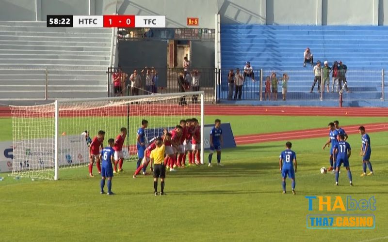 Cầu thủ hoặc thủ môn đều có thể phạm lỗi